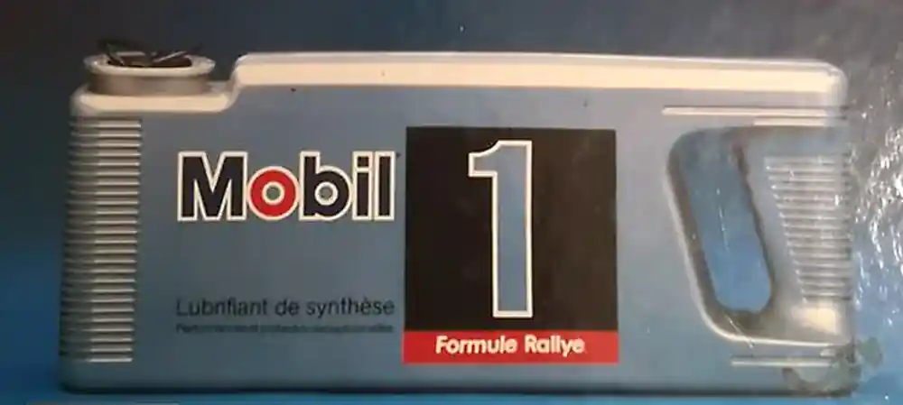 На фотографии серая канистра моторного масла Mobil 1 Formula Rallye с белой цифрой один на черном фоне.