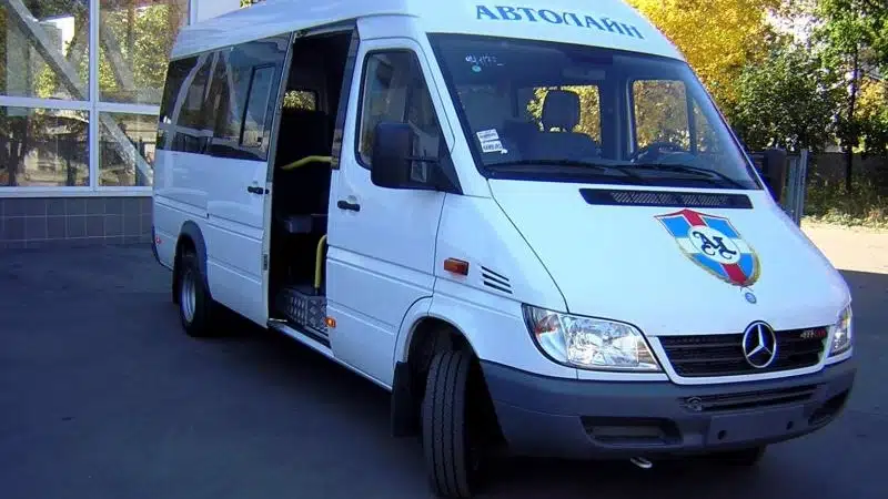 Пассажирский транспортный модуль Mercedes-Benz Sprinter белого исполнения с открытой входной группой и логотипом.