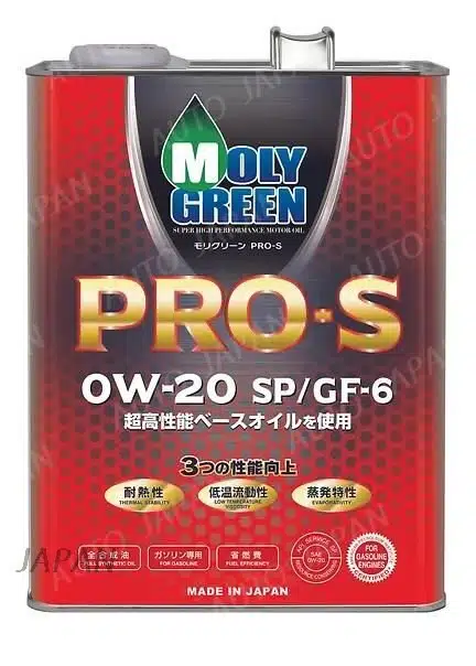 Крупный план канистры моторного масла Moly Green Pro-S OW-20 SP/GF-6 с красным фоном и текстом на японском и английском языках.
