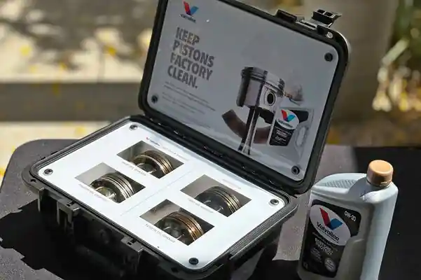 Чемодан с поршнями после использования масла Valvoline демонстрирует чистоту двигателя после каждой замены масла.