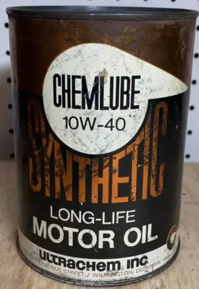 Ржавая банка моторного масла Chemlube 10W-40 Synthetic Long-Life с потертой этикеткой.