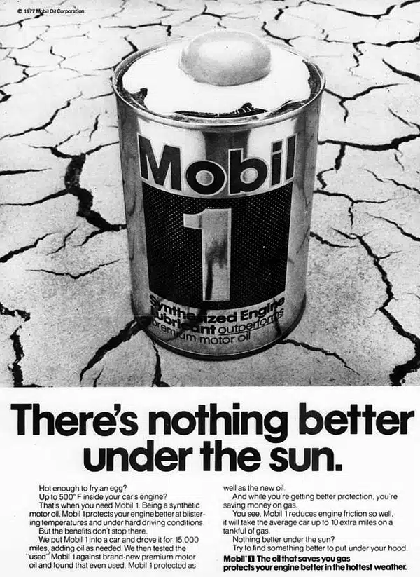 Яйцо жарится на банке масла Mobil 1 на потрескавшейся земле.
