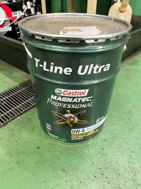 Зелёная банка моторного масла Castrol Magnatec Professional T-Line Ultra 0W-8.