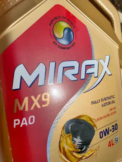 На фото канистра моторного масла Mirax MX9 PAO 0W-30, полностью синтетического продукта от производителя из Республики Корея.