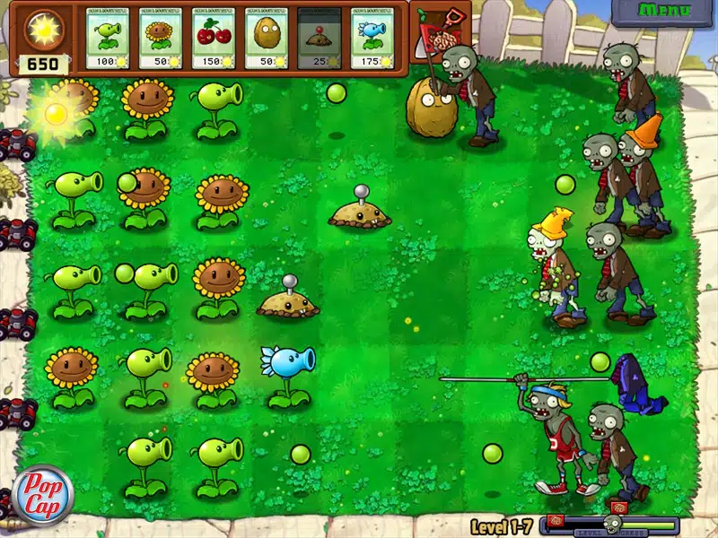 Скриншот игры Plants vs Zombies демонстрирует сражение растений против зомби на лужайке с использованием подсолнухов и других защитных растений.