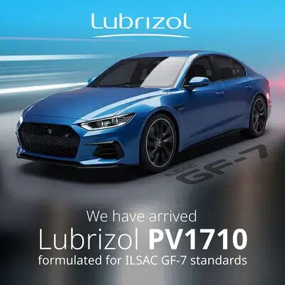 Синий автомобиль Lubrizol PV1710, разработанный по стандартам ILSAC GF-7, представлен на изображении.