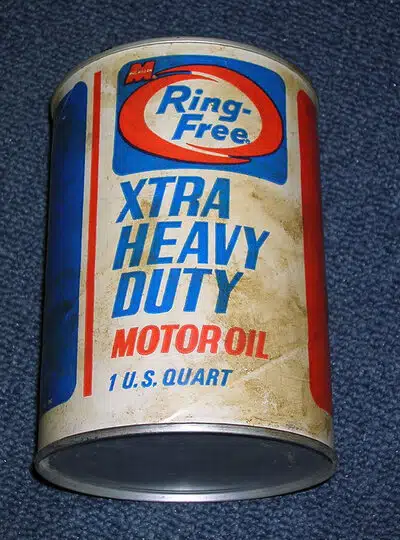 Емкость для моторного масла Ring Free XTRA HEAVY DUTY 1 US QUART с оригинальной этикеткой сине красного дизайна.
