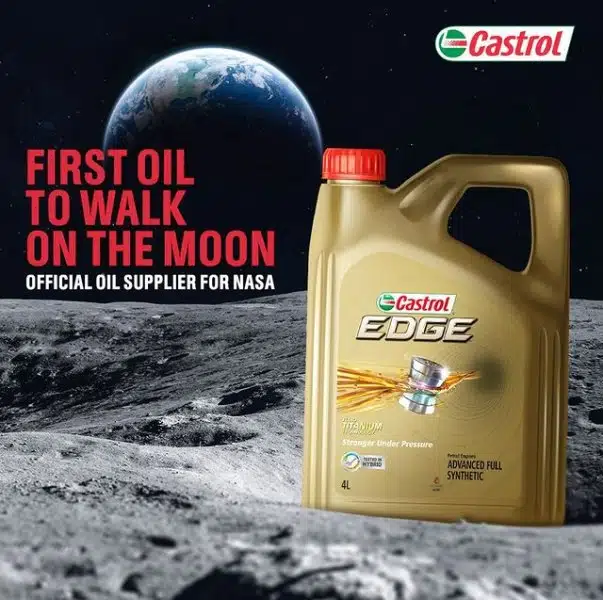 Реклама Castrol Edge как первого масла для Луны с Землей на фоне лунного пейзажа и логотипом NASA.