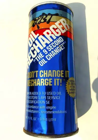 На фото банка средства Oil Recharger, рекламирующего "9-секундную замену масла" и призывающего "не менять, а подзаряжать".