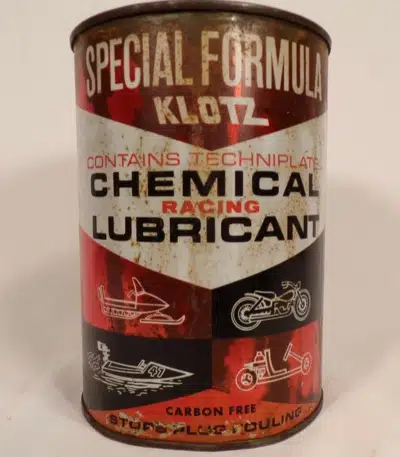 Ретро банка Klotz с надписью Special Formula Chemical Racing Lubricant и изображениями мотоцикла, снегохода и лодки.