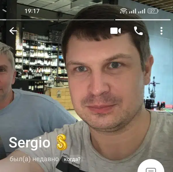 Цифровая фиксация человека Серджио на фоне архитектуры стеллажей с коллекцией напитков в ритейл пространстве.