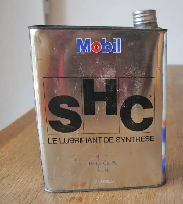 Жестяная банка синтетической смазки Mobil SHC.