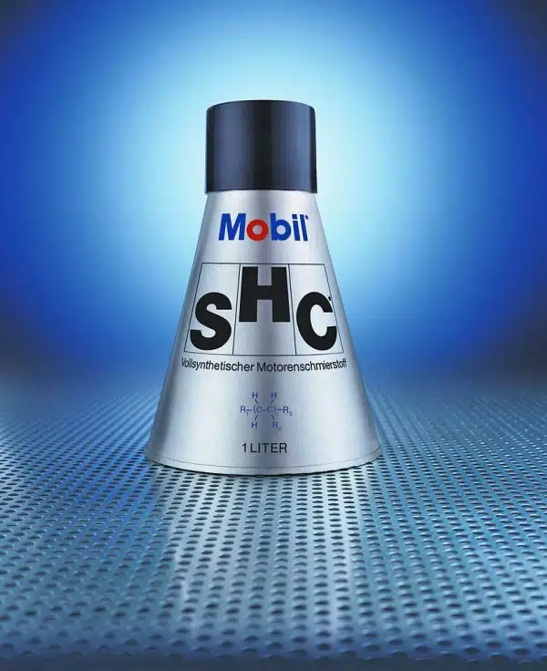 Бутылка синтетического моторного масла Mobil SHC