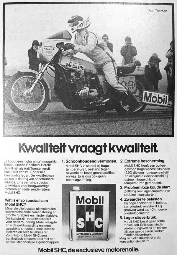 Мотогонщик на мотоцикле Kawasaki Mobil SHC готовится к гонке