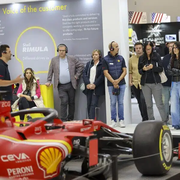 На стенде Shell посетители у болида Ф1.