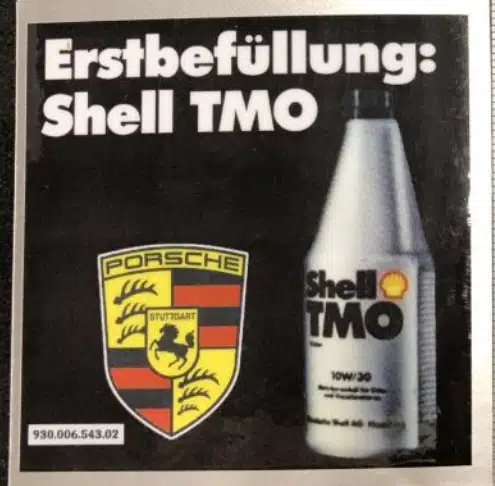 Знаковый символ известного немецкого автоконцерна и специальное масло Shell TMO в фирменной упаковке для рекомендованной первой заправки.