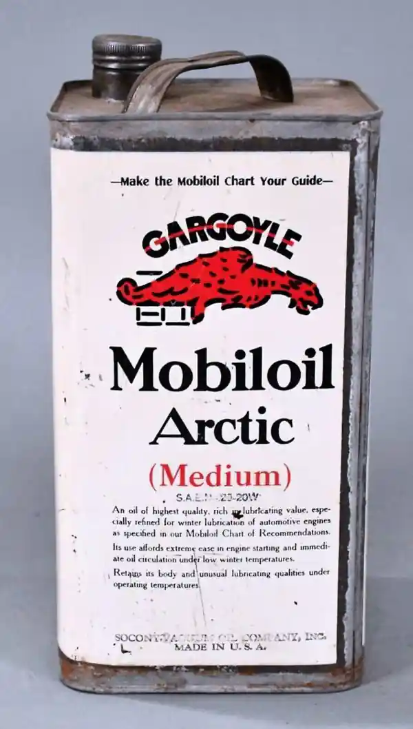 Винтажная металлическая канистра моторного масла Mobiloil Arctic с логотипом Gargoyle и текстом о преимуществах зимней смазки.