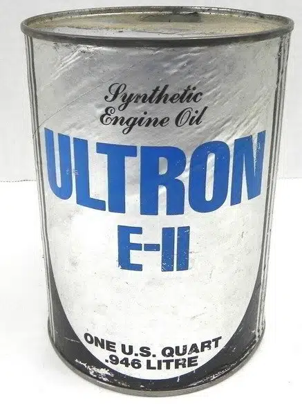 Серебристая винтажная металлическая банка синтетического моторного масла ULTRON E II объемом одна американская кварта девятьсот сорок шесть миллилитров.