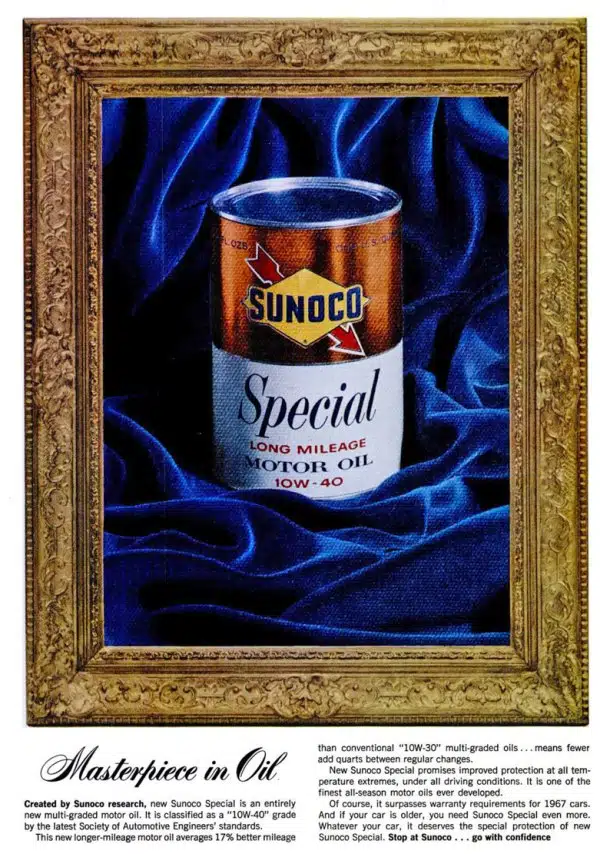 Ретро реклама моторного масла Sunoco Special в золоченой раме на фоне синего бархата выглядит как произведение искусства.