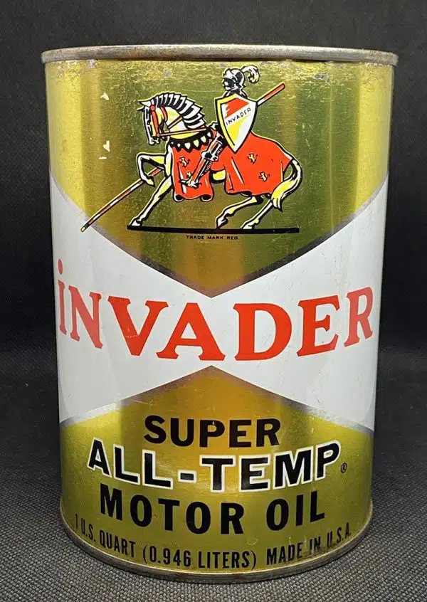 На фото металлическая банка моторного масла Invader Super All Temp с изображением рыцаря на коне и надписью названия бренда.