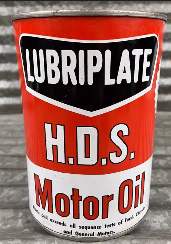 Крупный план банки моторного масла Lubriplate HDS в красно белой упаковке с текстом.
