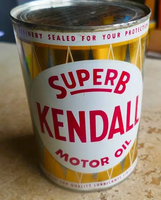 На картинке металлическая банка моторного масла Superb Kendall с красной надписью на белом фоне и золотистым узором.