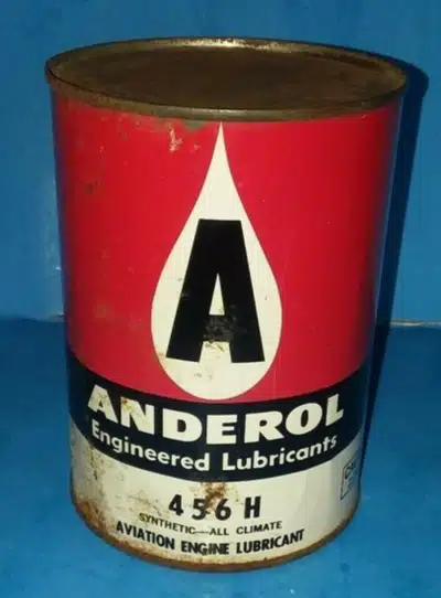 На фото старая банка машинного масла Anderol с логотипом в виде капли и буквой А.
