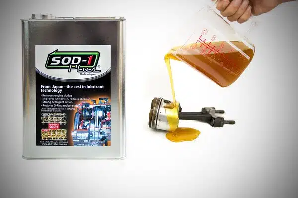 На фото канистра SOD-1 Plus и процесс заливки масла на деталь двигателя для демонстрации свойств смазки.