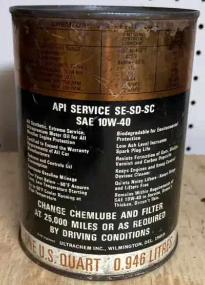 Старая металлическая банка моторного масла Chemlube SAE 10W-40 с информацией о характеристиках и замене.