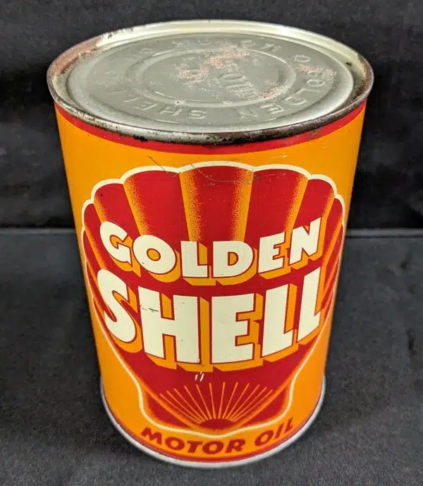 Винтажная жестяная банка моторного масла Golden Shell с красно желтым дизайном и логотипом ракушки.