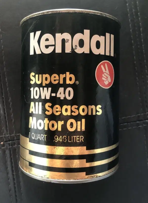 На фото банка моторного масла Kendall Superb 10W-40 All Seasons в черной упаковке с золотистыми надписями.